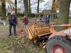 2021-11-20 Backhaus Laubharkaktion mit über 30 Teilnehmern und schwerem Gerät Bilder von Michael Hirata 080